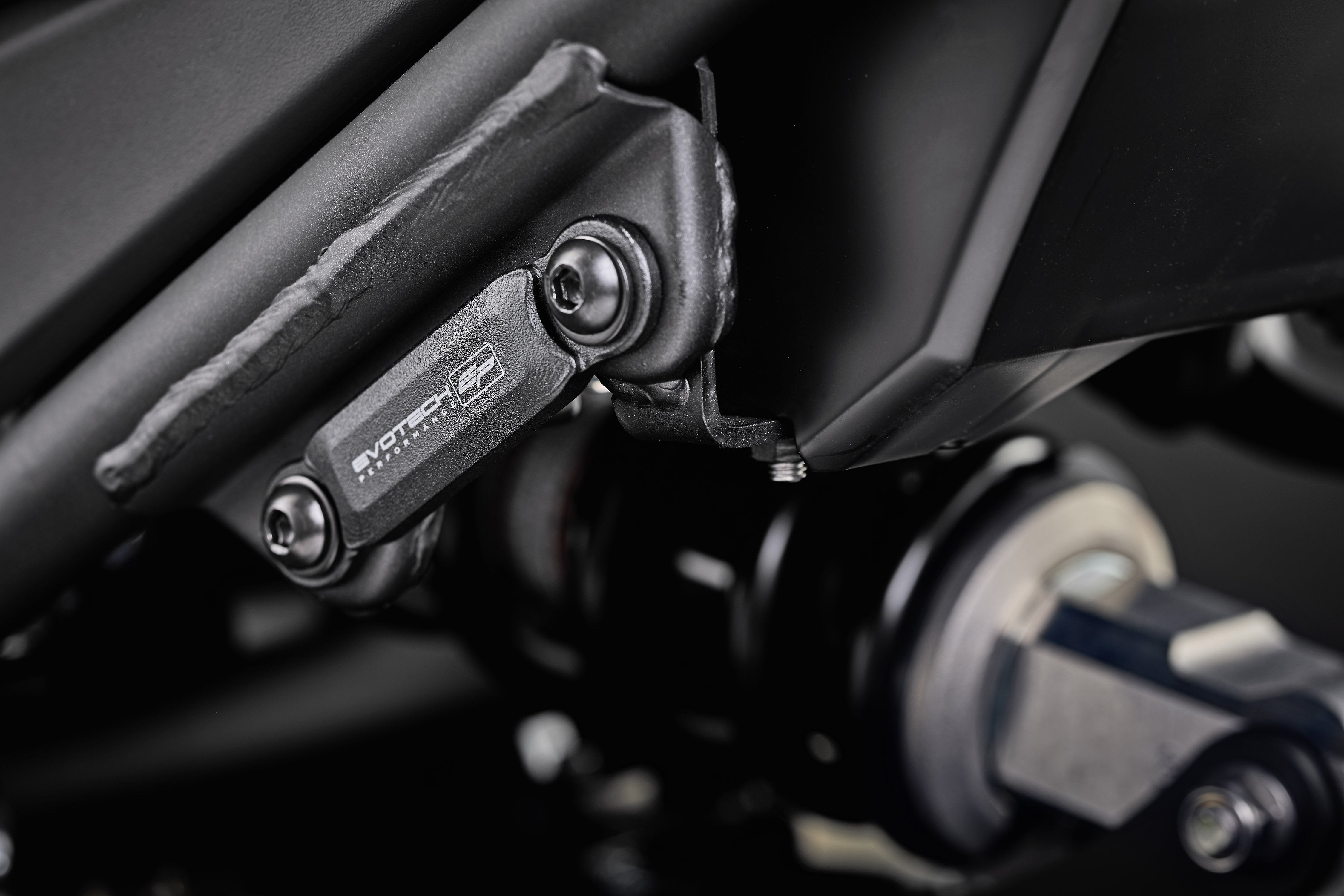 Evotech Exhaust Hanger & Pillion Footpeg Removal Kit - Kawasaki Z900 (2025+)